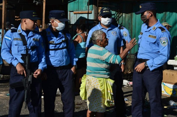 Con cervezas y sin respetar toque de queda absoluto: Las mejores fotos del día en Honduras