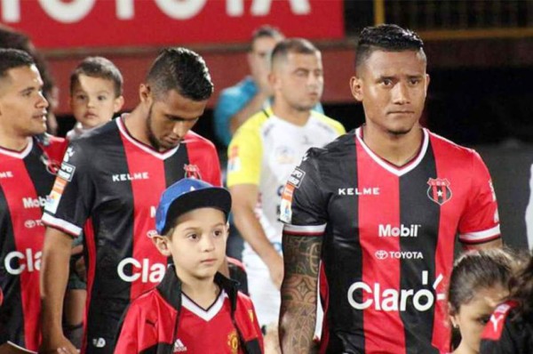Alajuelense en problemas por usar a los extranjeros en el debut en el torneo