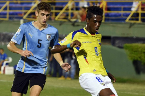 Defensa uruguayo Santiago Bueno viaja a España para jugar con el Barcelona