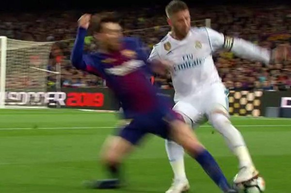 ¿Defendiendo a Suárez? La durísima entrada de Lionel Messi a Sergio Ramos
