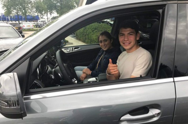 ¡Espectacular! El costoso auto que le dio el PSV a 'Chucky' Lozano