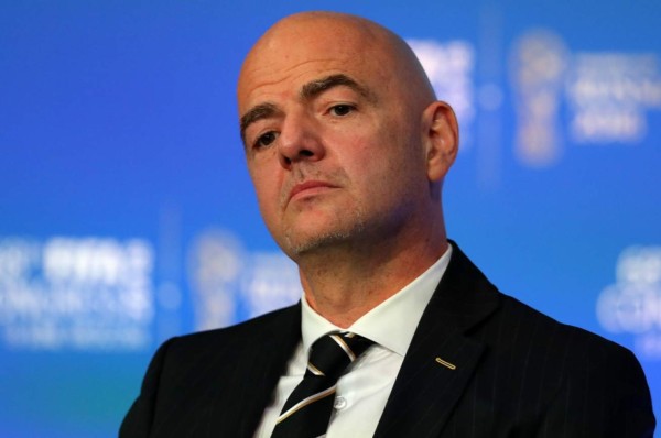 Infantino aboga por una prohibición mundial de acceso a los estadios contra el racismo