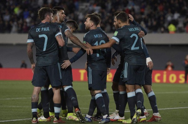 La colombiana que enamoró a todos, bailecito de Neymar y tremenda foto de Messi perseguido por peruanos