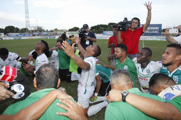 Emotiva celebración del Platense. De rodillas de meta a meta por ser finalista