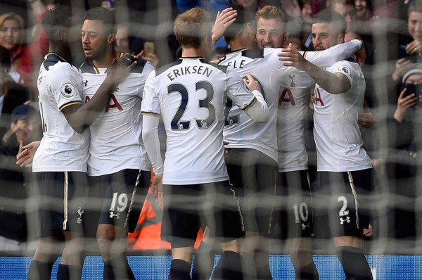 Kane permite al Tottenham seguir segundo y meterle presión al Chelsea