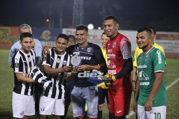 Homenaje y aplausos a Mariano Acevedo en amistoso para recaudar fondos por su enfermedad