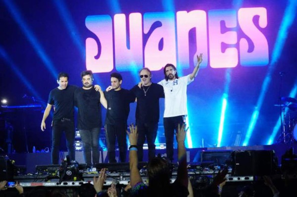 Juanes se puso la camisa de la Selección de Honduras en su visita a San Pedro Sula