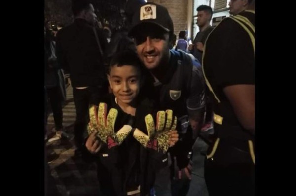 Niño de 8 años de Guatemala se quedó con los guantes de Keylor Navas