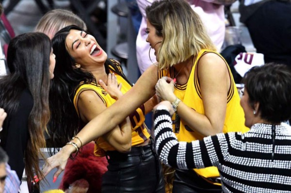 Las Kardashians, las sexis aficionadas que le van a Cavaliers en final de NBA