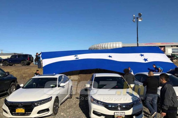 Aficionados catrachos ponen el ambiente en las afueras del Red Bull Arena previo al Ecuador- Honduras