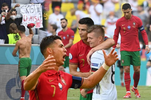 No se vio: El enojo de Cristiano Ronaldo, su reencuentro con Kroos y regaló su camisa a un aficionado