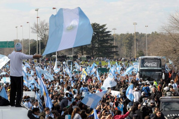 Argentina es recibida por miles de aficionados en Buenos Aires
