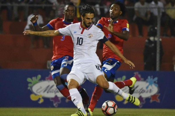 Bryan Ruiz asegura que buscarán ganar en el Azteca y el Morazán