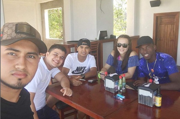 Alberth Elis e Isabel Zambrano, juntos en las playas de Puerto Cortés