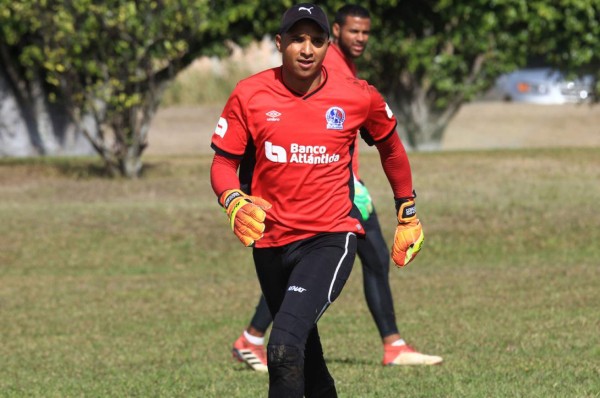 Donis Escober recibe alta médica y ya entrena con Olimpia