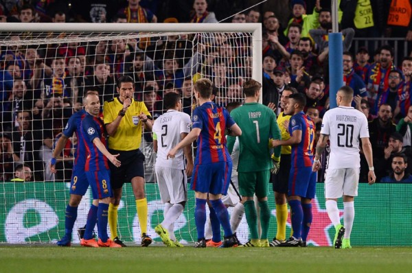 ¿Volvió a regalar el árbitro un penal al Barcelona?