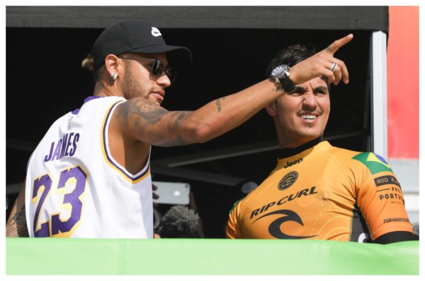 Neymar, espectador de lujo de una competición de surf en Portugal