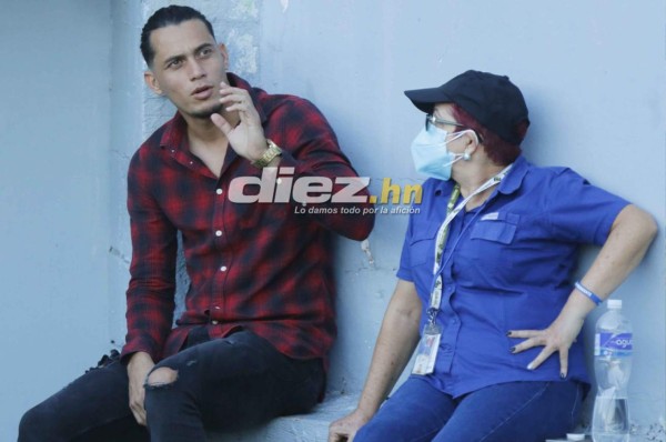 NO SE VIO EN TV: Homenajes a Maradona y la UltraFiel alentó fuera del Nacional