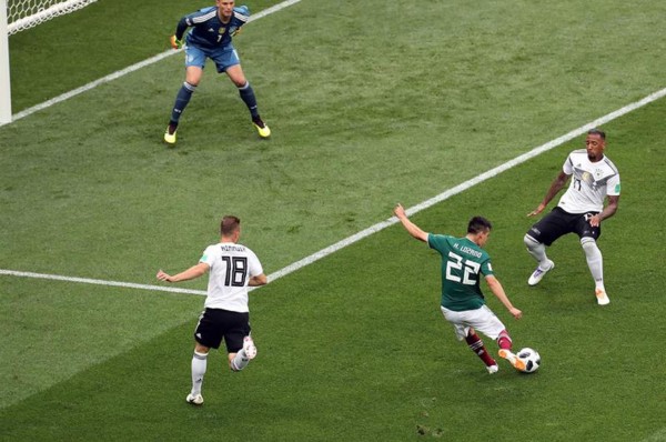 Chucky Lozano le anota golazo a Alemania en el Stadion Luzhniki