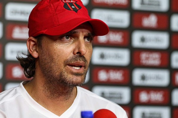 Liga Alajuelense de Costa Rica ratifica al entrenador argentino Andrés Carevic para el torneo Apertura