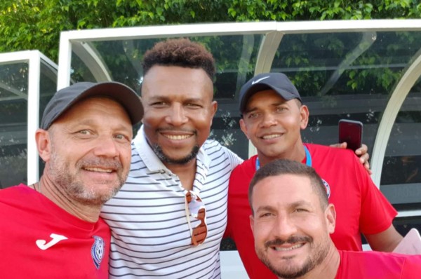 Carlos Pavón visita a Amado Guevara en la concentración de Puerto Rico