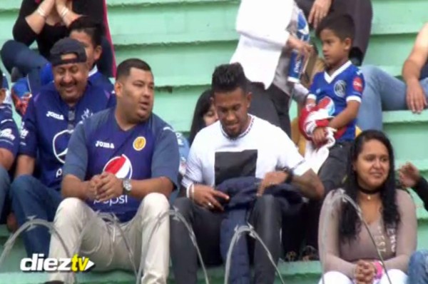 VIDEO: Carlos Discua miró el Motagua-Marathón desde el sector de 'sombra'