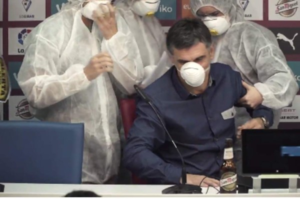 Sacan de conferencia de prensa a entrenador del Eibar por extraño virus