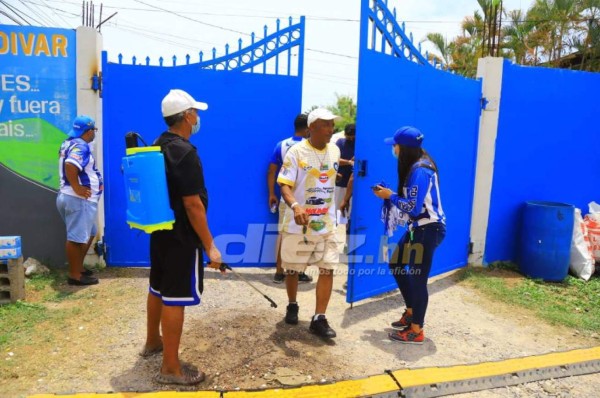 ¡A reventar! Chicas bellas, aficionados eufóricos y leyenda hondureña llenan sede del Victoria en La Ceiba