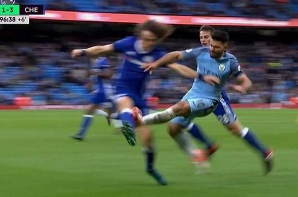 VIDEO: La salvaje entrada del Kun Agüero a David Luiz