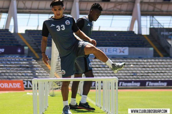 Lobos Buap de Michaell Chirinos y Félix Crisanto sigue penando en México