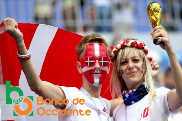 El color de la jornada: Lindas aficionadas y ambiente festivo en Rusia