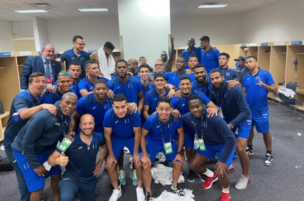 Mensajes y selfies con la medalla: así fue el festejo íntimo de Honduras tras ganar el tercer lugar en la Liga de Naciones