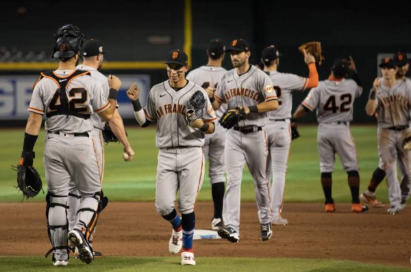 Los Gigantes y Mauricio Dubón aplastaron por 23 carreras a los Rockies de la MLB