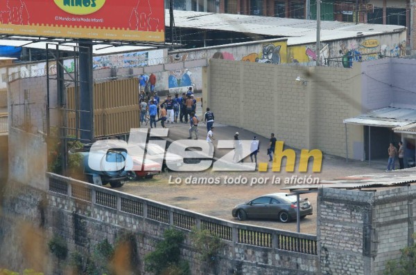 ¡TERRIBLES IMÁGENES! Así fue la bronca entre las barras de Olimpia y Motagua