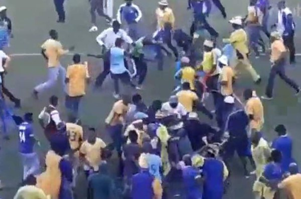 Afición no soporta ver a su equipo ser goleado y agreden a sus jugadores