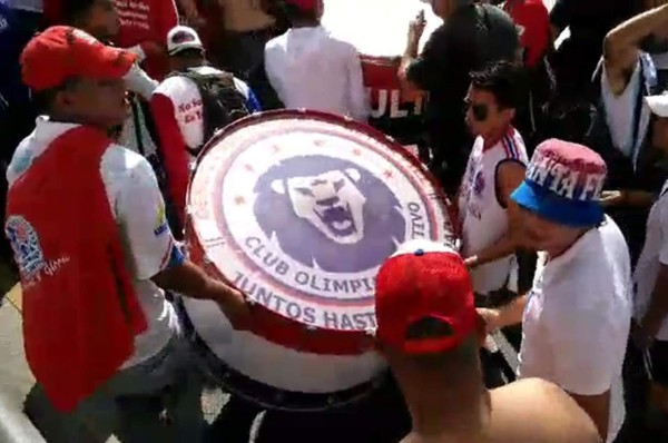 Así fue la llegada de la Ultra Fiel al Estadio Nacional para apoyar al Olimpia