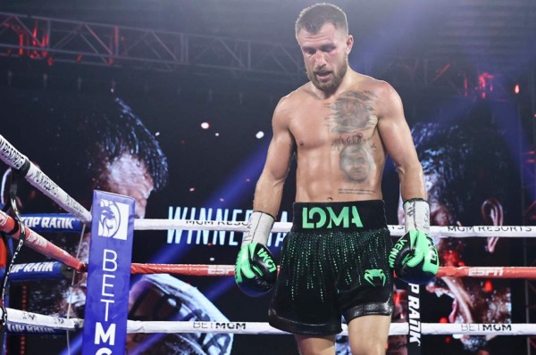 Vasiliy Lomachenko estaba lesionado antes de pelear con Teófimo López, afirma su mánager