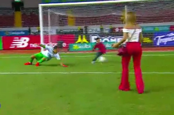 El emotivo festejo de jugadores de Costa Rica y la belleza de Andrea Salas