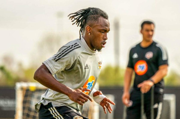 Alberth Elis deja atrás su lesión y retorna a los entrenamientos del Houston Dynamo