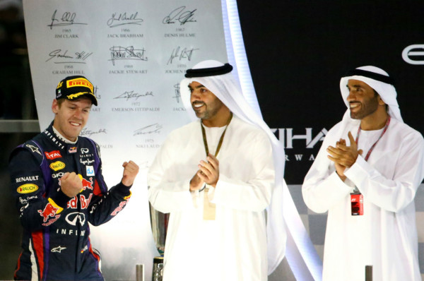 Vettel estrenó su título mundial con un aplastante triunfo.
