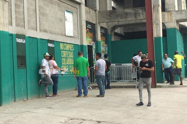 Aficionados de Marathón hacen filas para comprar boletos en el Yankel