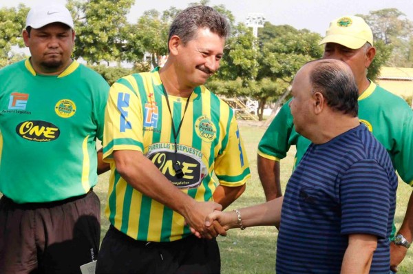 Mauro Reyes es presentado como técnico de Parrillas One