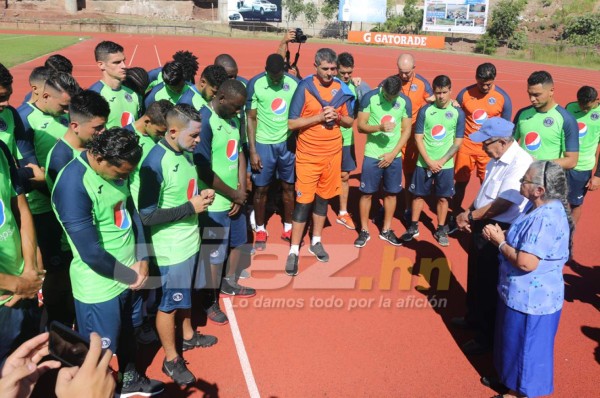 Abuelos llegan al entrenamiento de Motagua a darle la bendición para la ganar la copa 16