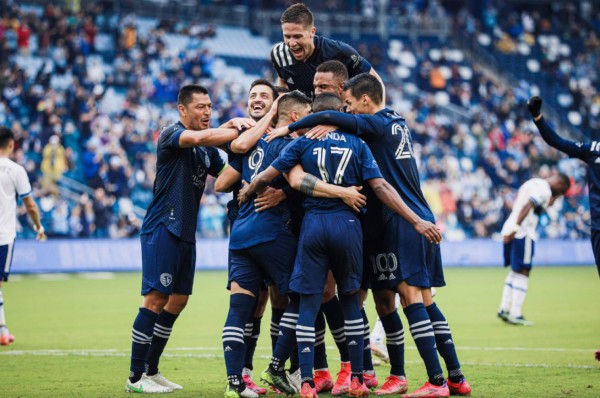 Roger Espinoza y Kansas City sonríen en la MLS con gran actuación del mexicano Alan Pulido