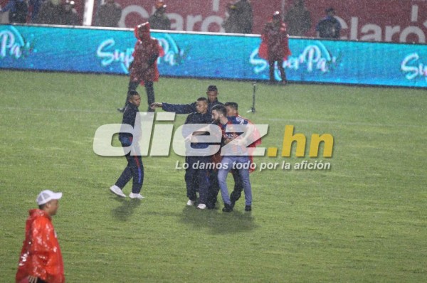 NO SE VIO EN TV: El hincha que buscaba una foto con una Leyenda del Mundo y la petición a Puyol