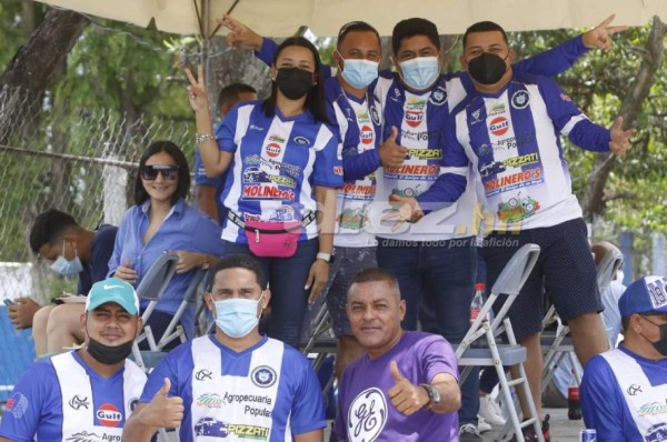 ¡A reventar! Chicas bellas, aficionados eufóricos y leyenda hondureña llenan sede del Victoria en La Ceiba