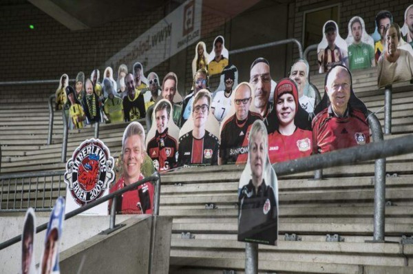 El Borussia Mönchengladbach llena su espectacular estadio con aficionados de cartón