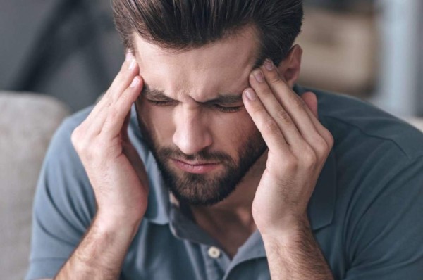 Dolor de cabeza y pérdida del olfato, síntomas más comunes de formas leves de covid-19 en Europa