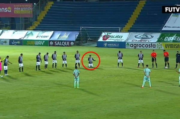 ¡Admirable! Así se guardó un minuto de silencio por la muerte de Chelato Uclés en Costa Rica, Roger Rojas de rodillas&nbsp;&nbsp;