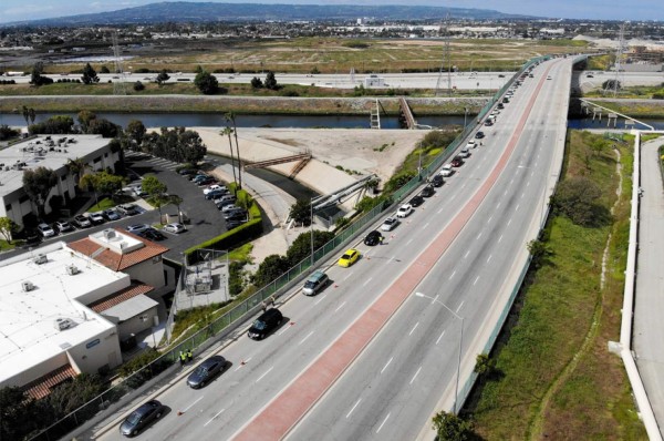 Millones de personas hacen fila para recibir comida gratis en Estados Unidos